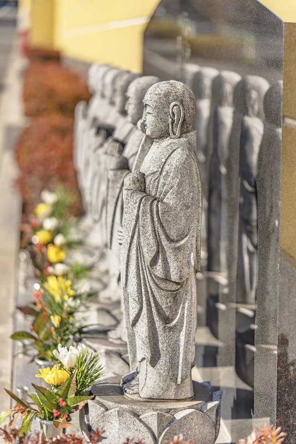Six statues de Jizo en pierre du temple Togakuji de Tokyo symbole de la piété filiale pour protéger les enfants dans l'au-delà ai image stock Six statues de Jizo en pierre du temple Togakuji de Tokyo symbole de la piété filiale pour protéger les enfants dans l'au-delà ai image stock