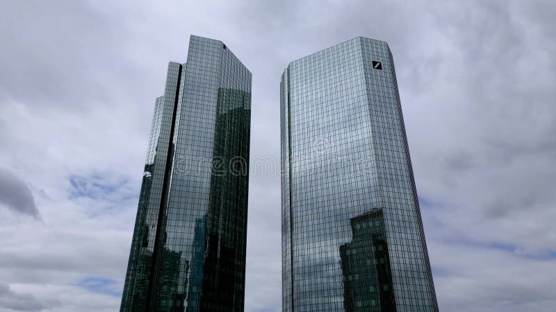 Siège social de deutsche bank world à francfort allemagne francfort allemagne 10 juillet 2022 banque de vidéos