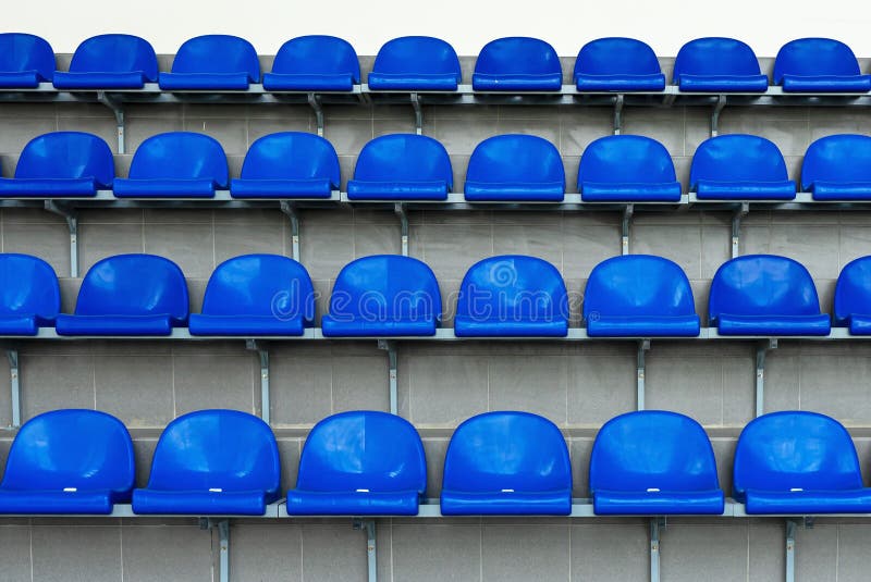 Sièges en plastique bleus dans le stade Fans de Tribune Sièges pour des spectateurs dans le stade photo libre de droits Sièges en plastique bleus dans le stade Fans de Tribune Sièges pour des spectateurs dans le stade photo libre de droits