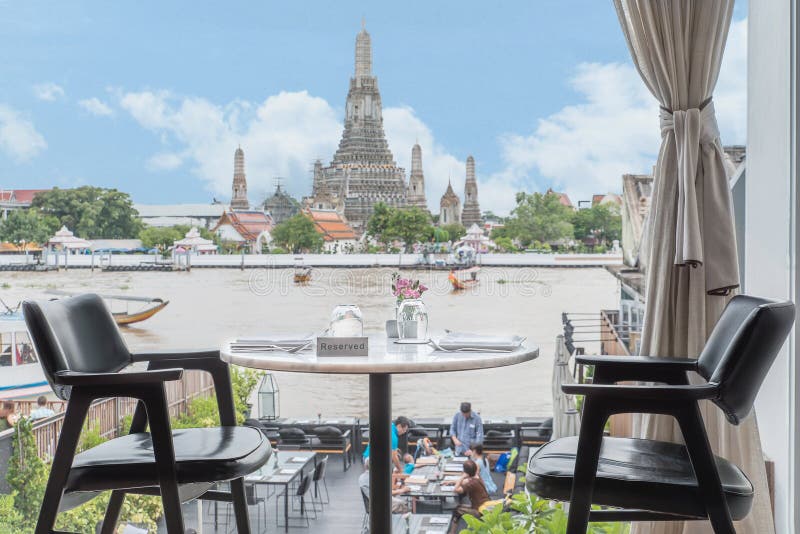 Sièges et tables de rive près de rivière de Chaophraya à Bangkok, Tha photo stock Sièges et tables de rive près de rivière de Chaophraya à Bangkok, Tha photo stock