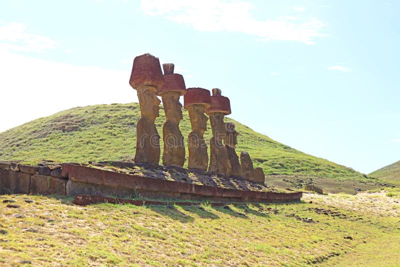 Sju gigantiska moai-statyer ruins of ahu nau nau vid anakena strandöarnas öchile arkivfoton