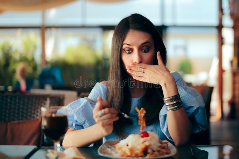Sjuk kvinnak?nsla, medan ?ta enormt m?l royaltyfri fotografi Sjuk kvinnak?nsla, medan ?ta enormt m?l royaltyfri fotografi