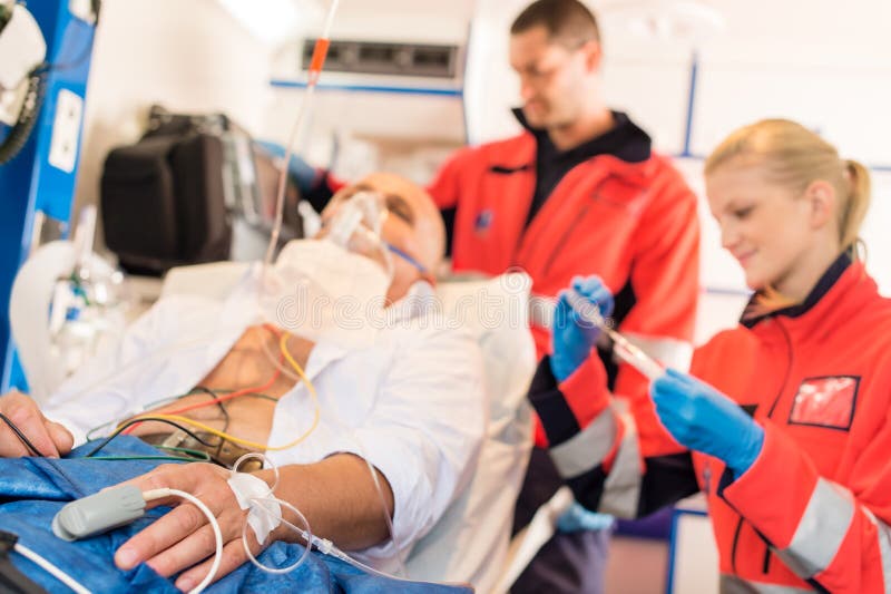Sjuk tålmodig med person med paramedicinsk utbildning i ambulansbehandling fotografering för bildbyråer Sjuk tålmodig med person med paramedicinsk utbildning i ambulansbehandling fotografering för bildbyråer