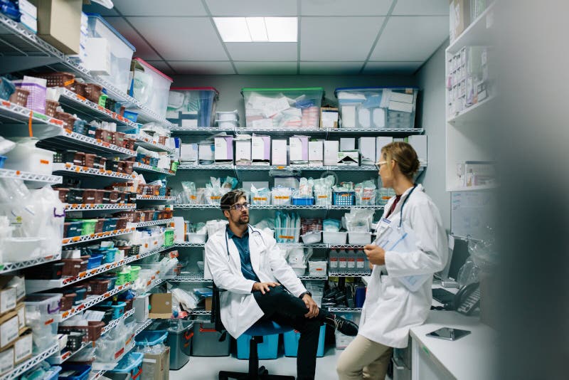 Sjukhuspersonal som diskuterar i apotek