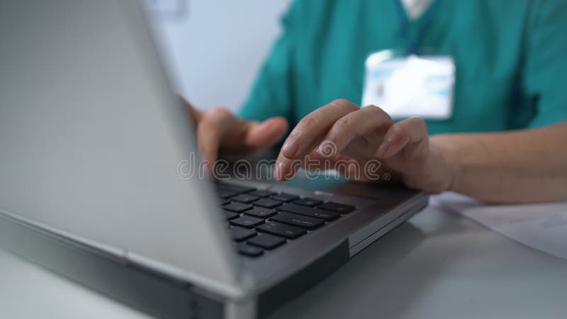 Sjukskrivning på en bärbar dator, ifyllande av medicinsk dokumentation online, konsultation