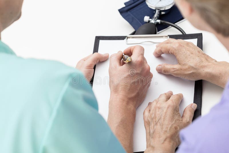 Sjuksköterska som tar anmärkningar arkivfoton Sjuksköterska som tar anmärkningar arkivfoton