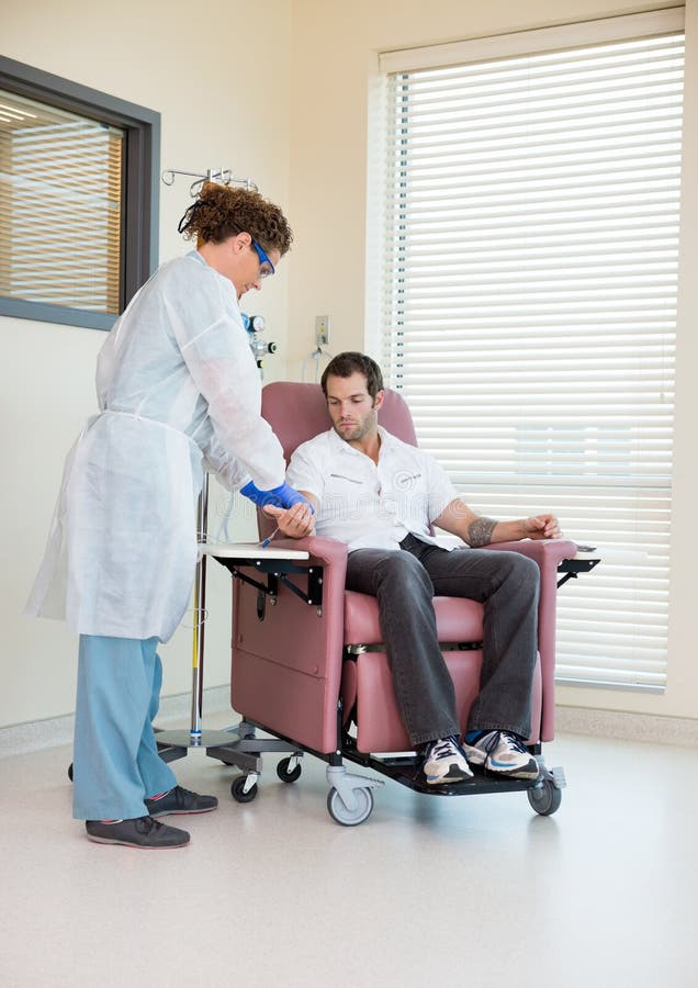 Sjuksköterska påbörjar kemoterapi royaltyfri bild