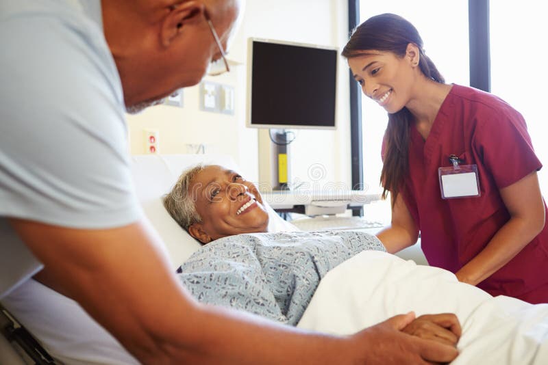 SjuksköterskaTalking To Senior par i sjukhusrum royaltyfria foton SjuksköterskaTalking To Senior par i sjukhusrum royaltyfria foton