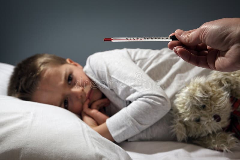 Sjukt barn i säng med hög temperatur royaltyfri bild Sjukt barn i säng med hög temperatur royaltyfri bild