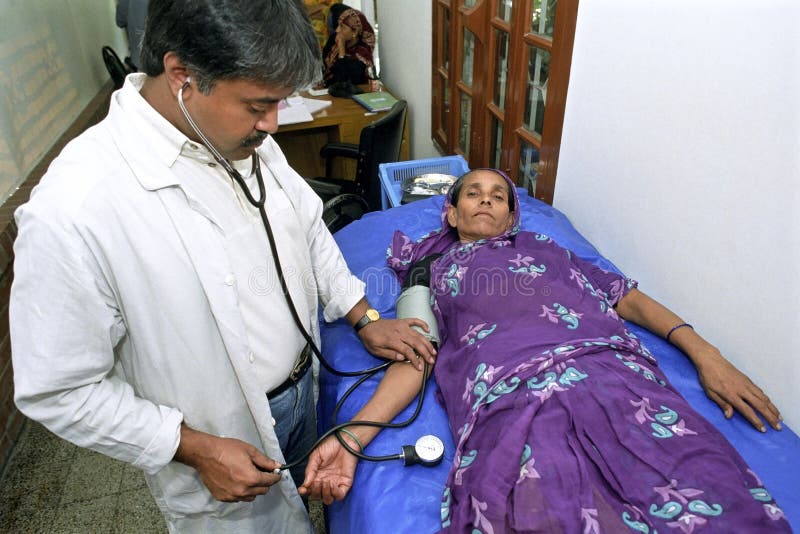 Sjukvård i Bangladesh med en doktor och en kvinna arkivbild Sjukvård i Bangladesh med en doktor och en kvinna arkivbild