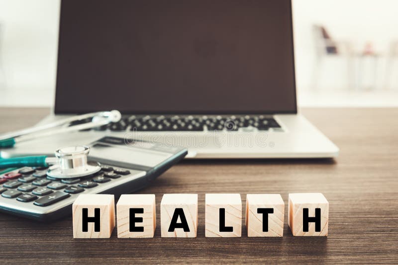 Sjukvårdmedicin och försäkringbegrepp , Träkub med alfabet framme av personlig bakgrund för medicinsk utrustning , royaltyfri bild Sjukvårdmedicin och försäkringbegrepp , Träkub med alfabet framme av personlig bakgrund för medicinsk utrustning , royaltyfri bild
