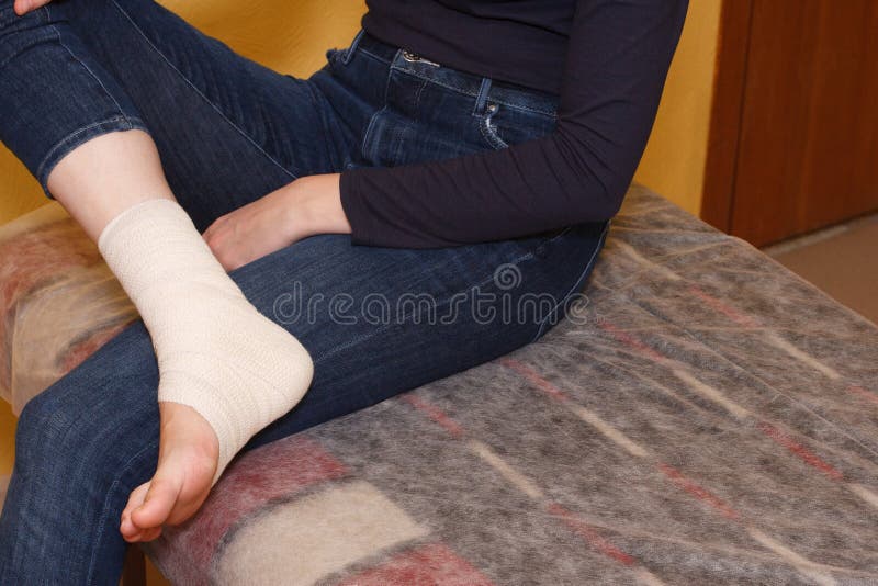 Sjukvårdsbandage för ankungsskada fotografering för bildbyråer
