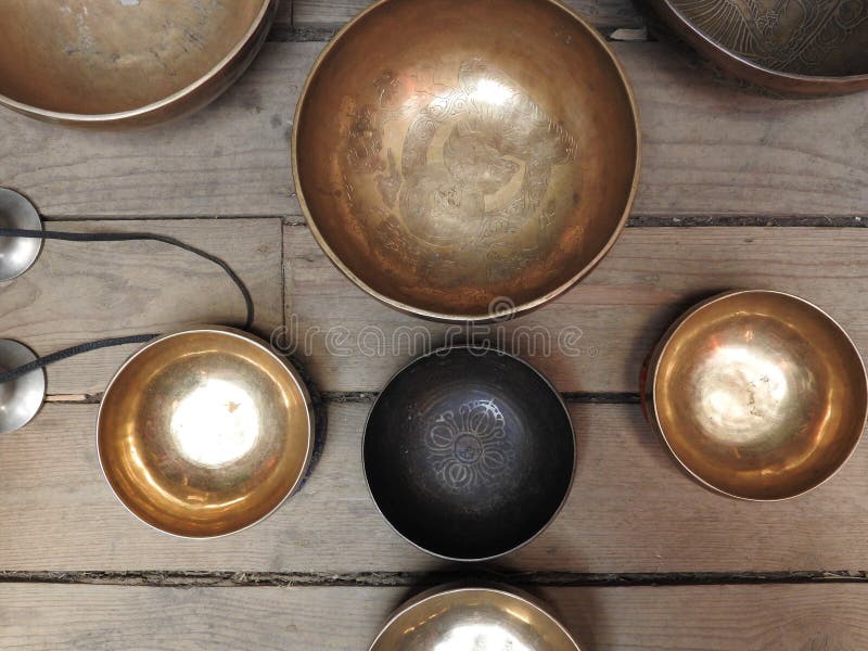 Sjunga bunke-koppen av popul?rt liv - samlas produktsouvenir i Nepal, Tibet och Indien-stag p? den etniska traditionella tr?prydn royaltyfri foto Sjunga bunke-koppen av popul?rt liv - samlas produktsouvenir i Nepal, Tibet och Indien-stag p? den etniska traditionella tr?prydn royaltyfri foto