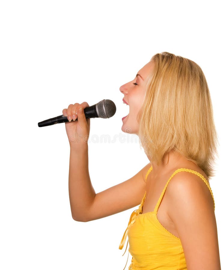 Видеть поющего человека. Девушка с микрофоном. Девочка с микрофоном. Блондинка поет. Подросток с микрофоном.