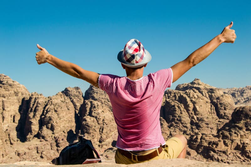 Självbelåten man i berg för hatt överst med tummar upp Ge upp inte motivationbegreppet Lycklig fotvandrare som segrar nående livg arkivbild Självbelåten man i berg för hatt överst med tummar upp Ge upp inte motivationbegreppet Lycklig fotvandrare som segrar nående livg arkivbild