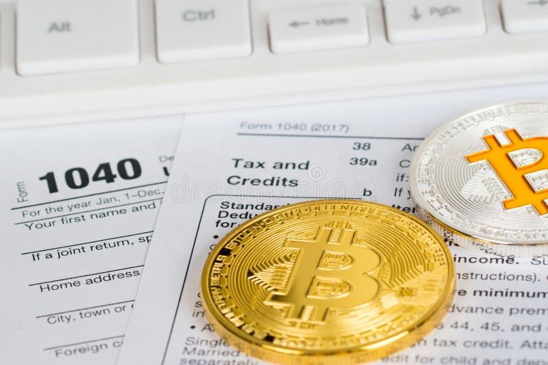Självdeklarationform 1040 med bitcoin och litecoin arkivbild Självdeklarationform 1040 med bitcoin och litecoin arkivbild
