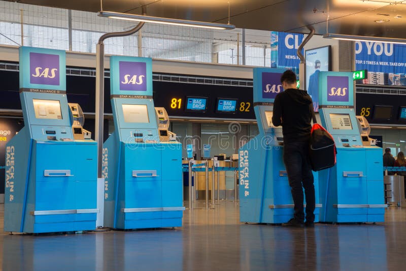 Självservice kontrollerar in på den Arlanda flygplatsen, Stockholm, Sverige arkivfoto Självservice kontrollerar in på den Arlanda flygplatsen, Stockholm, Sverige arkivfoto