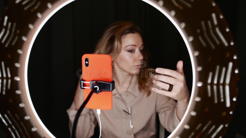 Självstudier i Makeup-video som visas av en attraktiv, mogen, blond kvinna, skönhetsbloggare