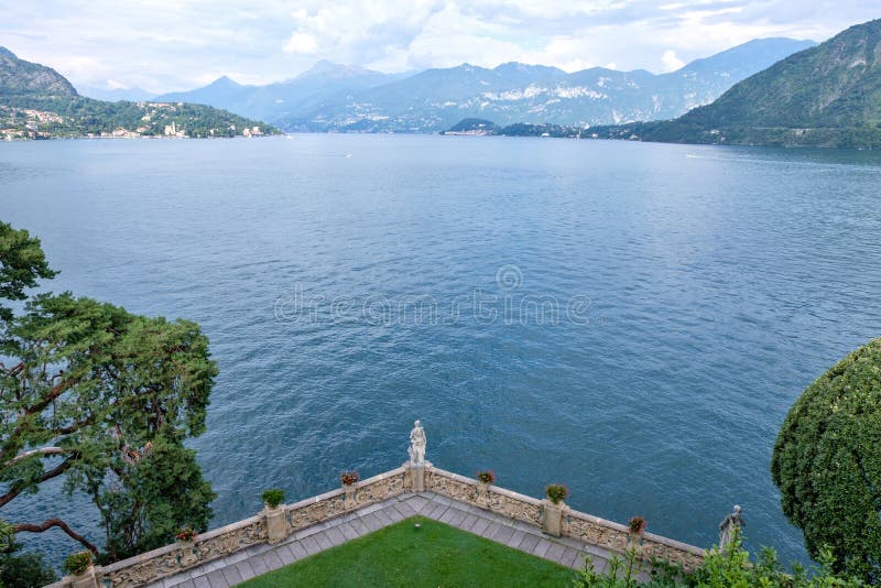 Sjö Como från den Villa del Balbianello sikten fotografering för bildbyråer Sjö Como från den Villa del Balbianello sikten fotografering för bildbyråer