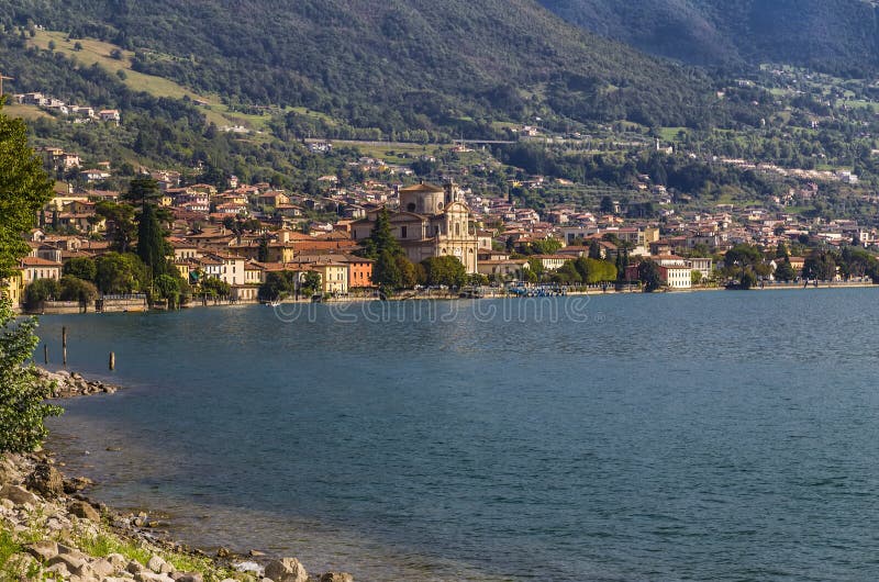 Sjö Iseo och en liten stad royaltyfri bild Sjö Iseo och en liten stad royaltyfri bild