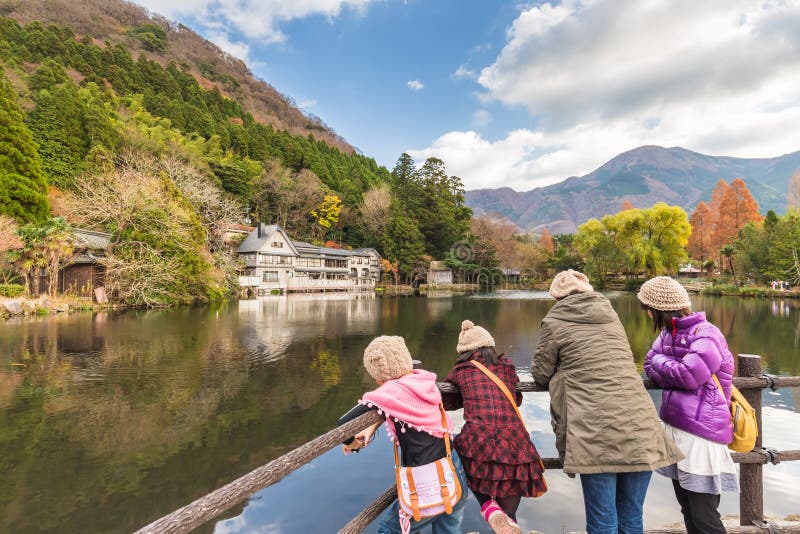 Sjö Kinrinko i den Yufuin staden Oita, Japan royaltyfri foto Sjö Kinrinko i den Yufuin staden Oita, Japan royaltyfri foto