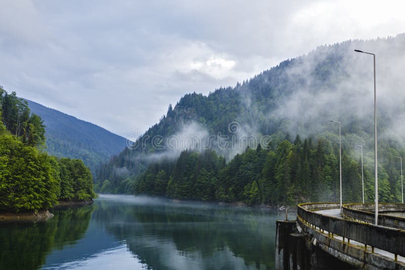 sjö och dimmig skog i berg i en regnig dag royaltyfri fotografi sjö och dimmig skog i berg i en regnig dag royaltyfri fotografi