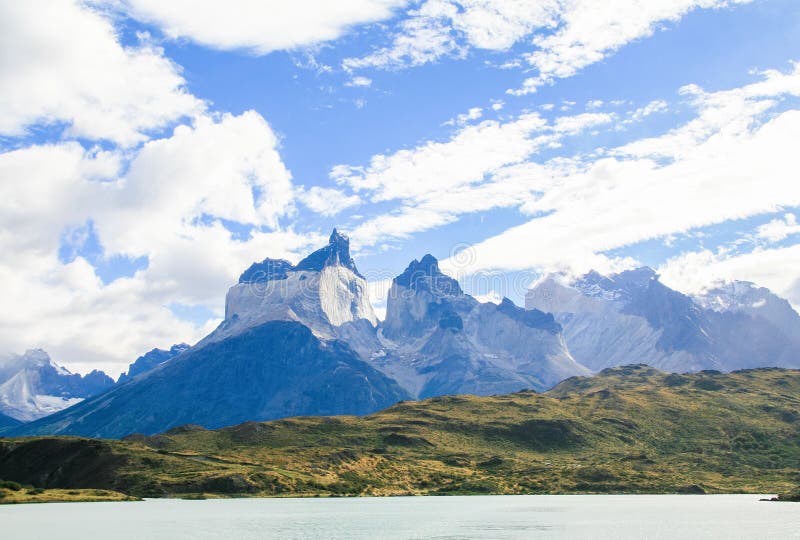 Sjö Pehoe och Los Cuernos i den Torres del Paine nationalparken in royaltyfri fotografi Sjö Pehoe och Los Cuernos i den Torres del Paine nationalparken in royaltyfri fotografi