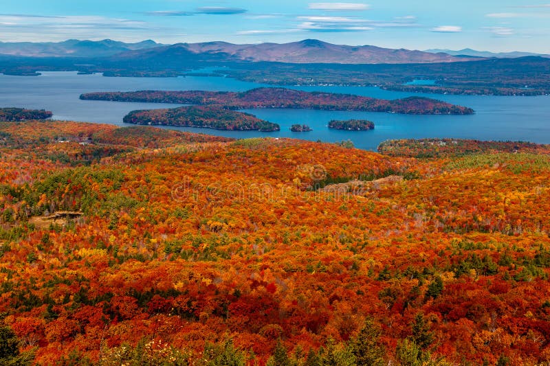 Sjö som beskådas från färgrika Autumn Mountaintop royaltyfri bild Sjö som beskådas från färgrika Autumn Mountaintop royaltyfri bild