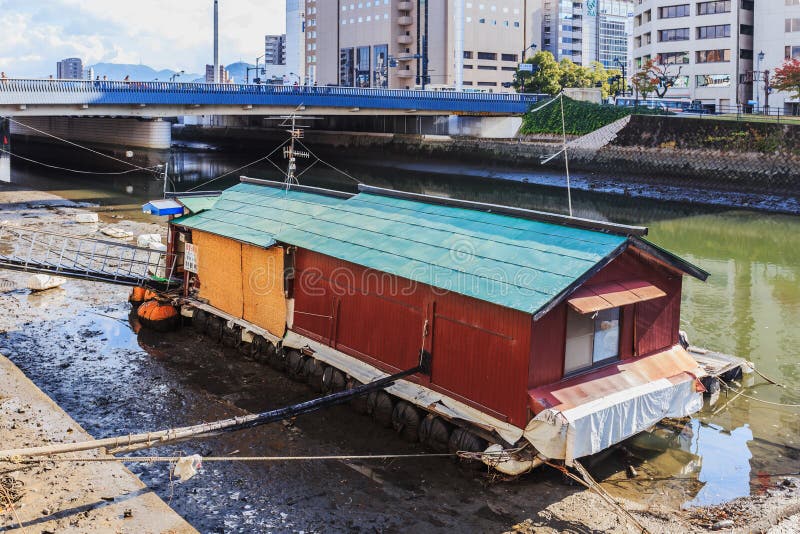 Sjöbod i Hiroshima. HIROSHIMA JAPAN - NOVEMBER 15: Fartyghus i Hiroshima, Japan på November 15, 2013. Flodfartygen som en gång är livsviktiga för trans. , burna produkter och nödvändigheter mellan bergområdena och Hiroshimaen.