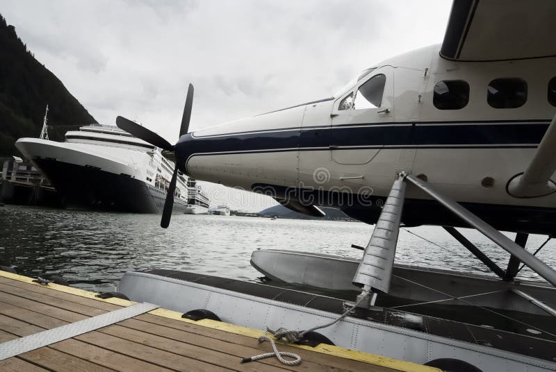 Sjöflygplan- och kryssningskepp anslöt längs pir i Alaska royaltyfri bild Sjöflygplan- och kryssningskepp anslöt längs pir i Alaska royaltyfri bild