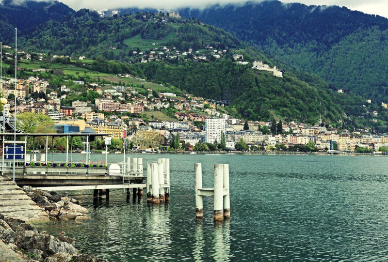 SjöGenève-, fjällängberg och sikt av Montreux arkivbild SjöGenève-, fjällängberg och sikt av Montreux arkivbild