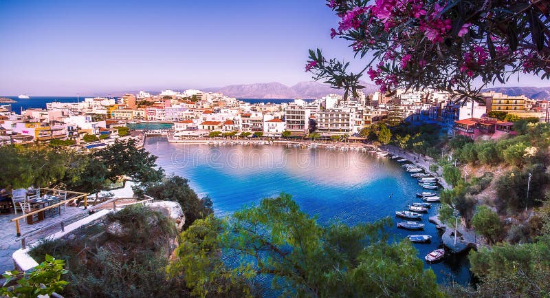 Sjön av Agios Nikolaos, Kreta, Grekland royaltyfria foton Sjön av Agios Nikolaos, Kreta, Grekland royaltyfria foton