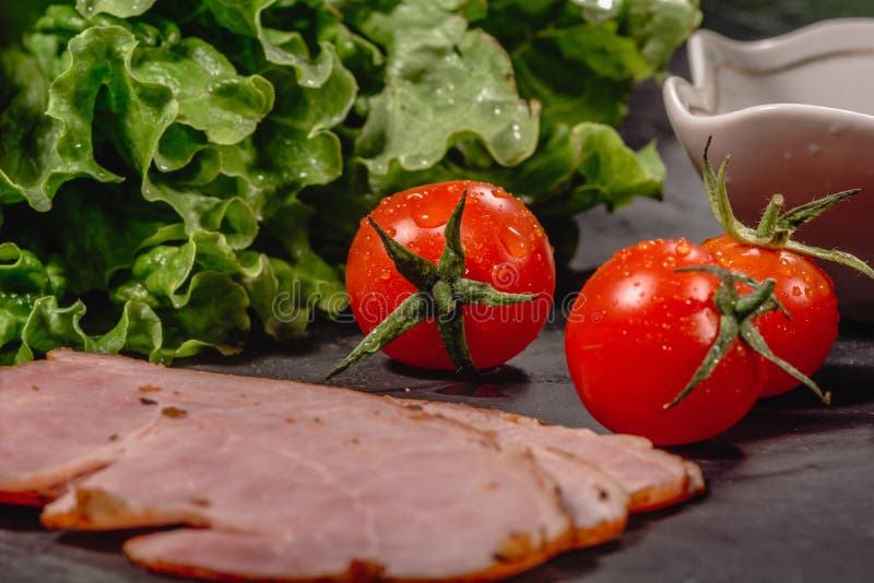 Sk?adniki dla kulinarnego W?oskiego bruschetta na zmroku stole E zdjęcie stock Sk?adniki dla kulinarnego W?oskiego bruschetta na zmroku stole E zdjęcie stock