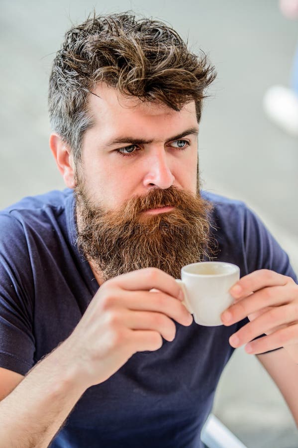 Sk?ggig man i kaf? den brutala mannen behöver morgonuppfriskning drinkespressokaffe mogen hipster för morgonfrukost arkivbild Sk?ggig man i kaf? den brutala mannen behöver morgonuppfriskning drinkespressokaffe mogen hipster för morgonfrukost arkivbild