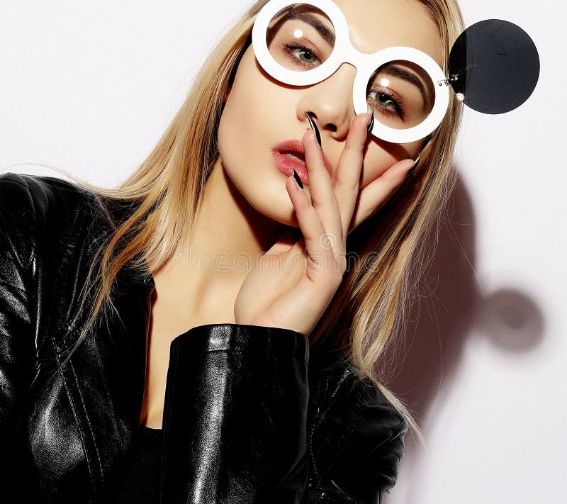 Sk?nhet och modebegrepp: ung kvinna med id?rik sunglasse fotografering för bildbyråer Sk?nhet och modebegrepp: ung kvinna med id?rik sunglasse fotografering för bildbyråer