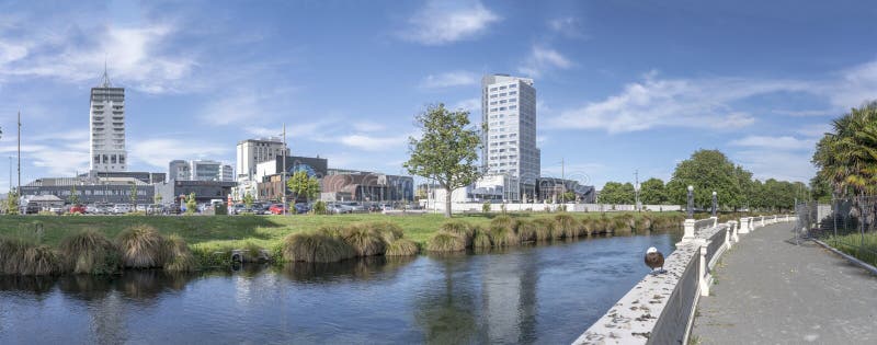 Skadad stad, ny njutning med avon och nya byggnader i jordbävningen. fotografering för bildbyråer