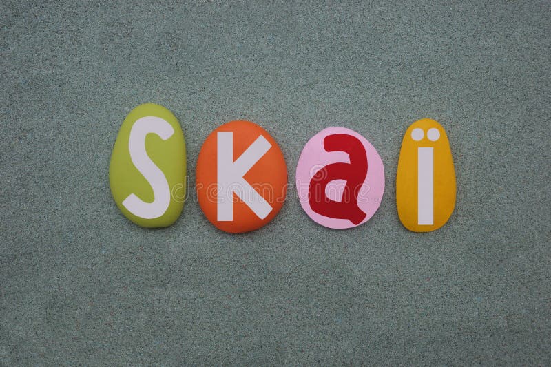 Skai feminine prénom composé de lettres en pierre multicolore sur sable vert illustration libre de droits