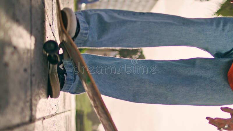 Skakor som står i skateboard, vertikal garderob. kille som går på långbänk arkivfilmer