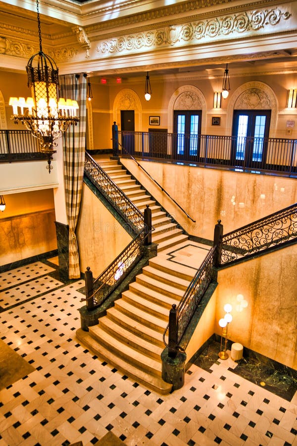 Skalad trappentryväg vid den magnifika borgmästaro hotell tulsa oklahoma. återställt konsthändelseland royaltyfri fotografi