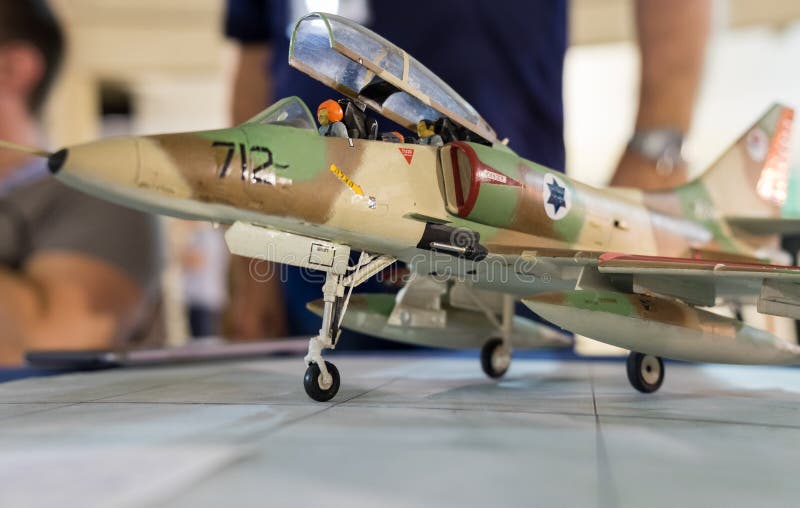 Skalamodell av flygplan för kämpe för falk för General Dynamics F--16stridighet Selektivt fokusera fotografering för bildbyråer Skalamodell av flygplan för kämpe för falk för General Dynamics F--16stridighet Selektivt fokusera fotografering för bildbyråer