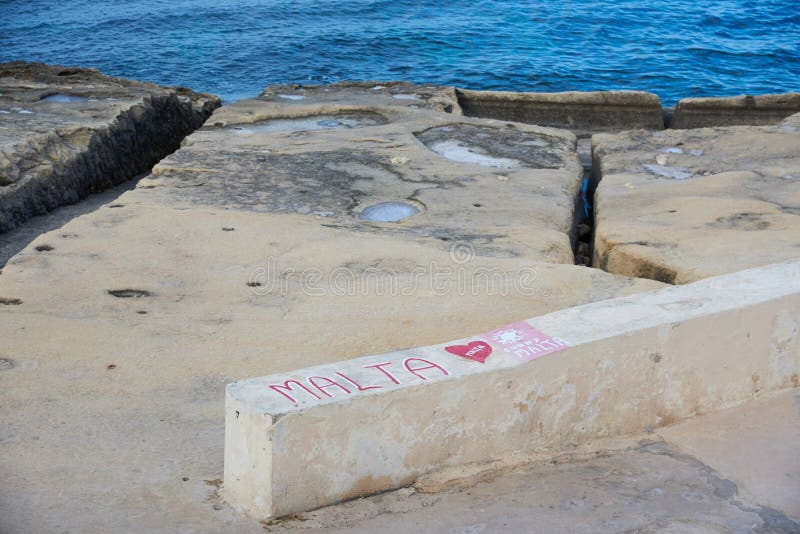 Skalista pla?a w Malta, graffiti obrazy stock Skalista pla?a w Malta, graffiti obrazy stock