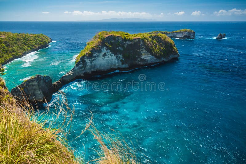 Skaliste wyspy w oceanie przy Nusa Penida, Bali, Indonezja Niebieskiego nieba i turkusu woda zdjęcie royalty free Skaliste wyspy w oceanie przy Nusa Penida, Bali, Indonezja Niebieskiego nieba i turkusu woda zdjęcie royalty free