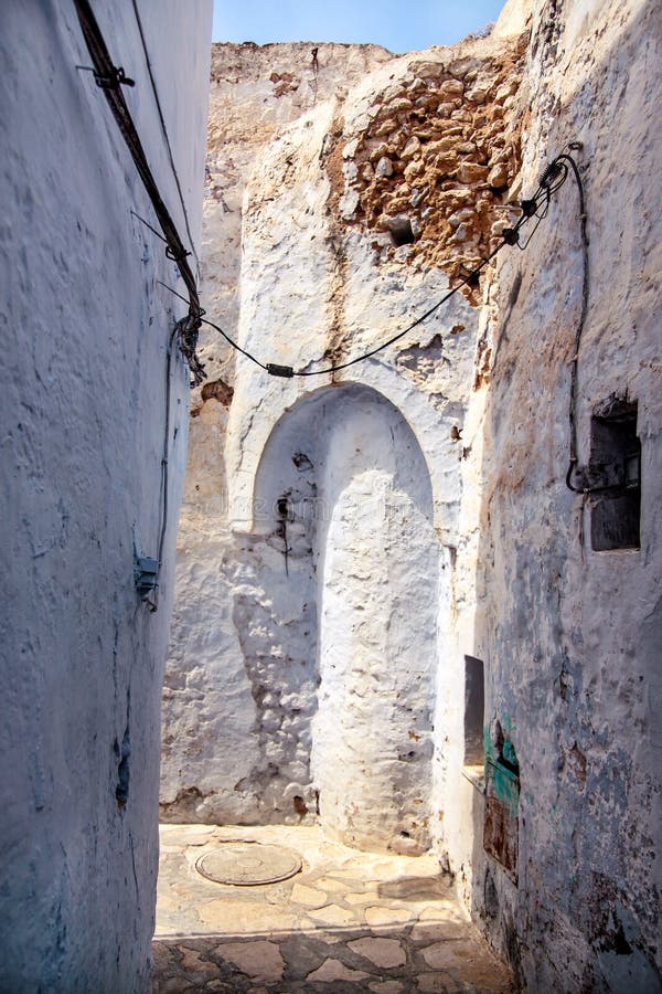 Skalisty budynek i fortyfikacja przy Medina Tunezja na Śródziemnomorskim wybrzeżu, afryki pólnocnej, architektury języka arabskie fotografia royalty free Skalisty budynek i fortyfikacja przy Medina Tunezja na Śródziemnomorskim wybrzeżu, afryki pólnocnej, architektury języka arabskie fotografia royalty free