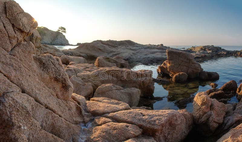 Skalisty seascape w Lloret De Mar, Hiszpania Costa Brava wybrzeża morza plaża w morzu śródziemnomorskim Wschód słońca w Hiszpańsk zdjęcie royalty free Skalisty seascape w Lloret De Mar, Hiszpania Costa Brava wybrzeża morza plaża w morzu śródziemnomorskim Wschód słońca w Hiszpańsk zdjęcie royalty free