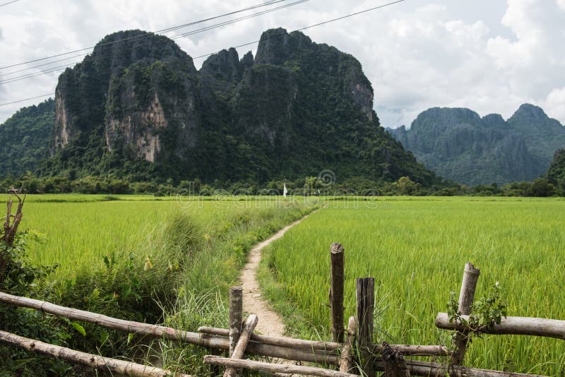 Skalisty wzgórze w Vang Vieng. Widok kras góry krajobrazowi i luksusowi greeneries w Vang Vieng Vang Vieng jest nie tylko piękny w krajobrazie ale jest także jeden gorący bawi się miejsca przeznaczenia dla turystów,