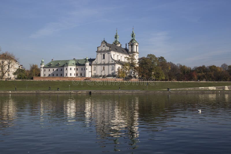 Skalka, st Stanislaus Church a Cracovia, vista dal Vistola fotografie stock Skalka, st Stanislaus Church a Cracovia, vista dal Vistola fotografie stock