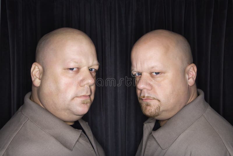 skalliga män kopplar samman arkivfoto skalliga män kopplar samman arkivfoto