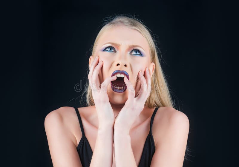 Skandaliczna koncepcja kobiety. dziewczyna z krzyczącą twarzą. manicure. fotografia royalty free