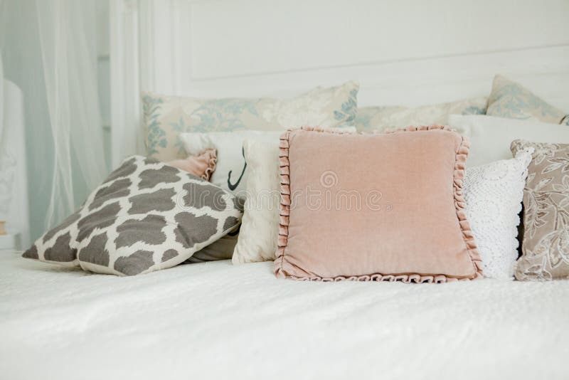 Skandinavische stijl witte slaapkamer Vier hoofdkussens zijn op het bed Modern binnenland stock foto Skandinavische stijl witte slaapkamer Vier hoofdkussens zijn op het bed Modern binnenland stock foto