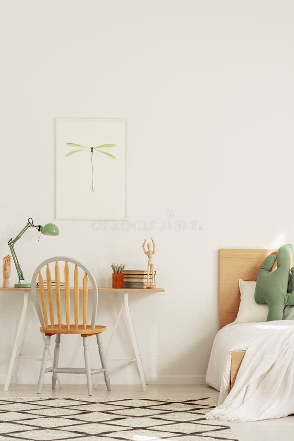 Skandinavisk inredesign för ungar, sovrum och workspace med skrivbordet och säng arkivbild Skandinavisk inredesign för ungar, sovrum och workspace med skrivbordet och säng arkivbild